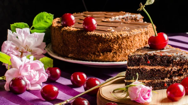 Süßigkeiten und Desserts. Schokoladenkuchen mit Kirschen. — Stockfoto