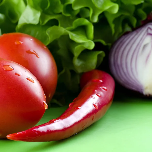 Sayuran segar di papan dapur dengan latar belakang hijau — Stok Foto
