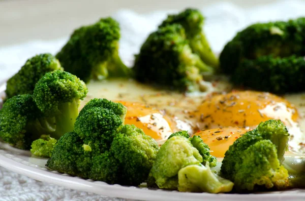 Brokoli dan telur dimasak di piring — Stok Foto