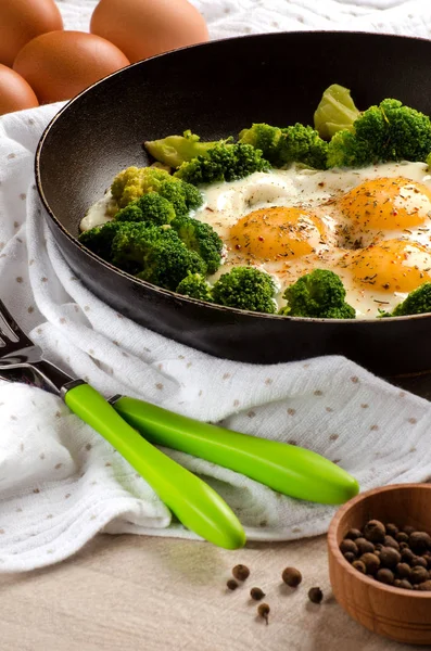 Brokoli dan telur dimasak dengan rempah-rempah dalam panci — Stok Foto