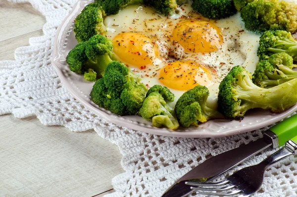 Brokoli dan telur dimasak di piring — Stok Foto
