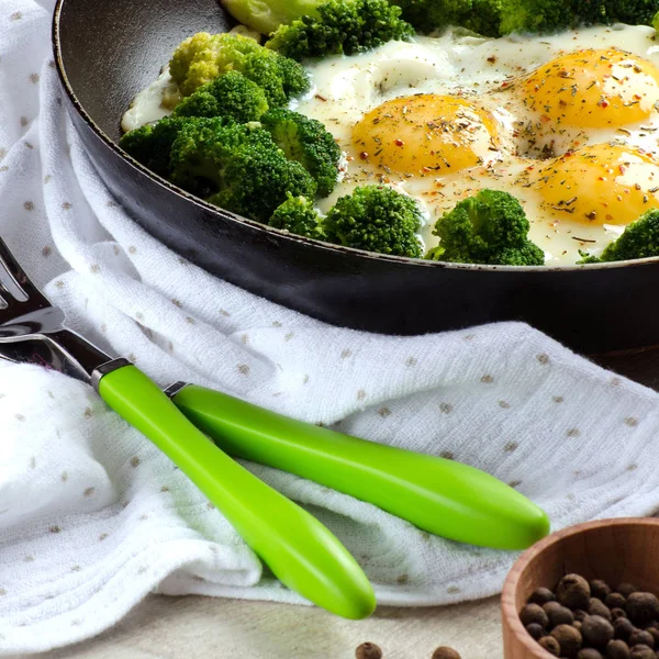 Brokoli dan telur dimasak dengan rempah-rempah dalam panci — Stok Foto