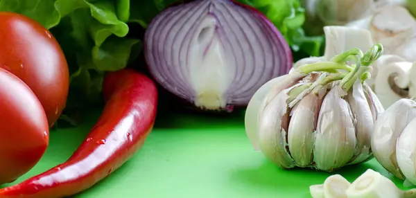 Sayuran, jamur dan daun salad di papan tulis dapur — Stok Foto