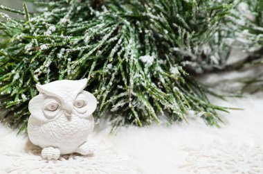 Baykuş ve karla kaplı çam dalı ile yeni yıl kompozisyon