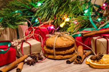 Hediye kutuları, gingerbread çerezleri Noel altında çam