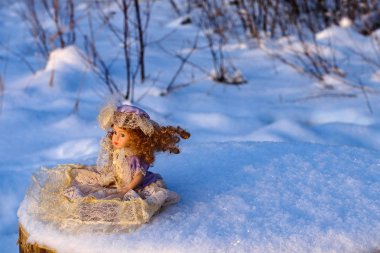 Karda bir bebek ile güzel Noel arka plan