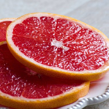 Kırmızı greyfurt dilim plaka üzerinde