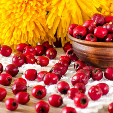 Alıç çilek masada kapta