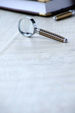 İleti örneği Büyüteç gri bir arka plan üzerinde