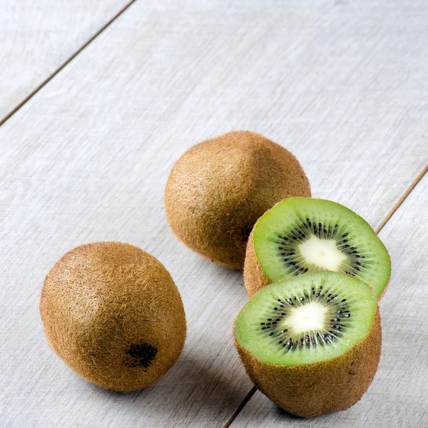 Fructele kiwi pe o masă albă — Fotografie, imagine de stoc