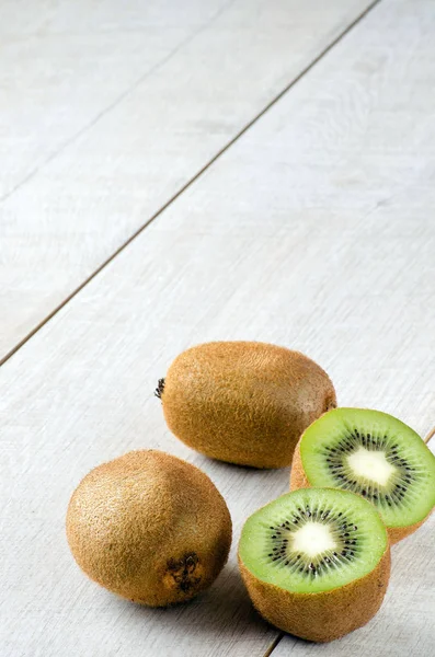 Fructele kiwi pe o masă albă — Fotografie, imagine de stoc
