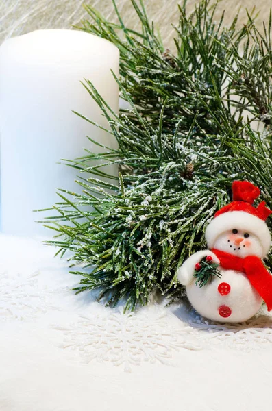Karácsonyi összetétele a hóember és a fenyő ága — Stock Fotó