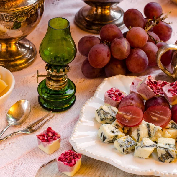 치즈, 과일, 디저트 아름 다운 설정. — 스톡 사진