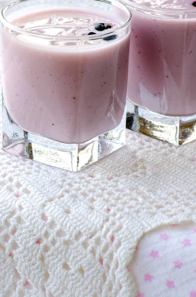 Blaubeerjoghurt mit Blaubeeren dicht auf dem Tisch — Stockfoto