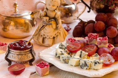 Güzel peynir ile kahvaltı sunulan