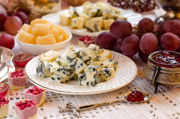 Güzel peynir ile kahvaltı sunulan