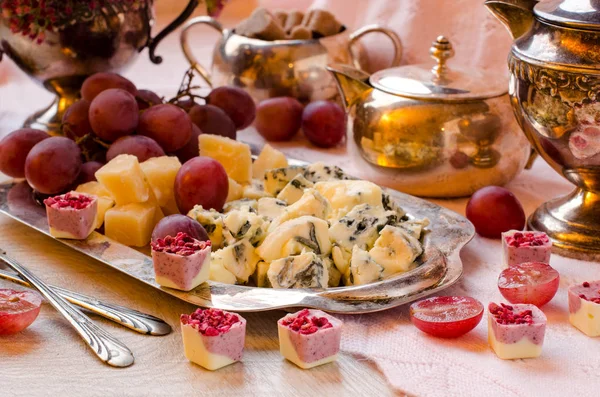 Peynir ve gümüş bir tepside üzüm.