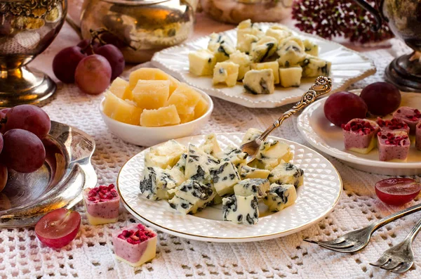 Rokfor peyniri bir plaka üzerinde. Güzel bir sofra.