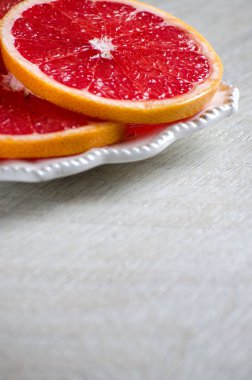 Kırmızı greyfurt dilim plaka üzerinde