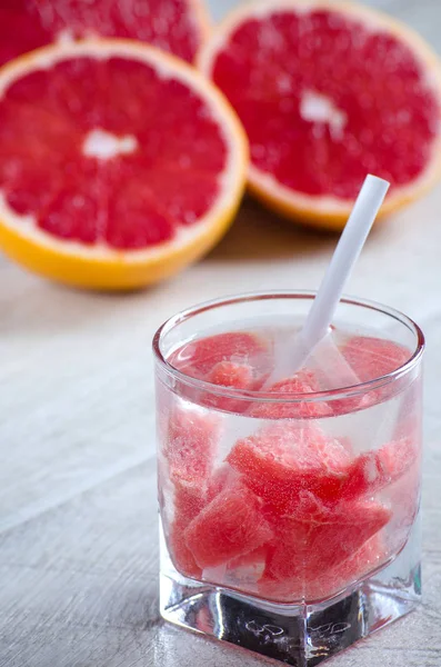 Un pahar de băutură răcoritoare cu grapefruit și grapefruit — Fotografie, imagine de stoc