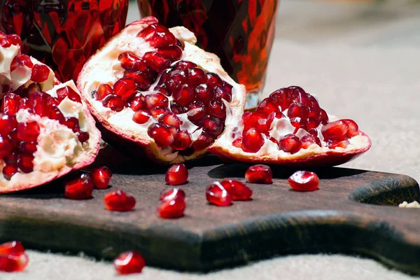Pomegranate seeds and pomegranate juice on the table — Stock Photo, Image