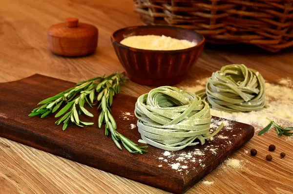 意大利面条绿色原料厨房黑板和迷迭香 — 图库照片