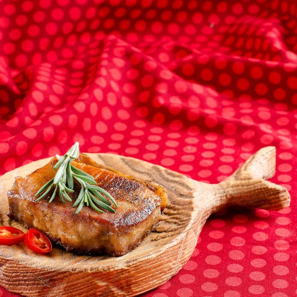Carne grelhada com alecrim em uma placa de cozinha — Fotografia de Stock