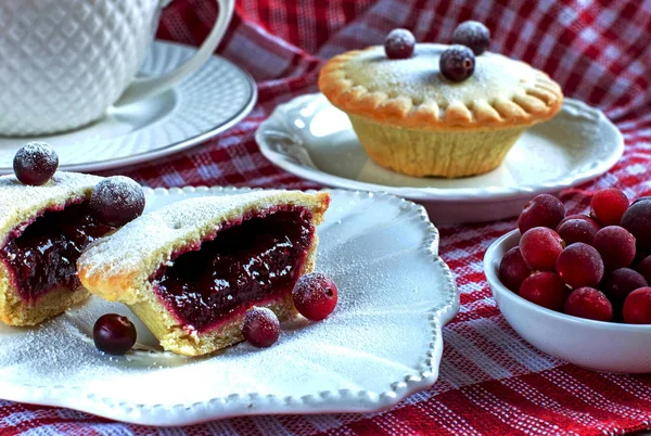 Os pedaços da torta com cranberries . — Fotografia de Stock