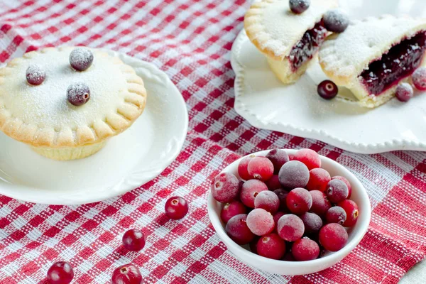 Tortas com bagas. Cranberries em uma tigela . — Fotografia de Stock