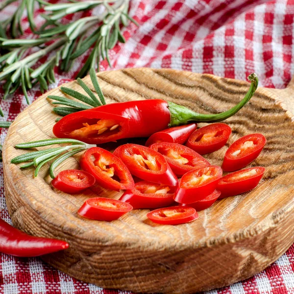 Ahşap mutfak tahtası üzerinde baharatlı biber