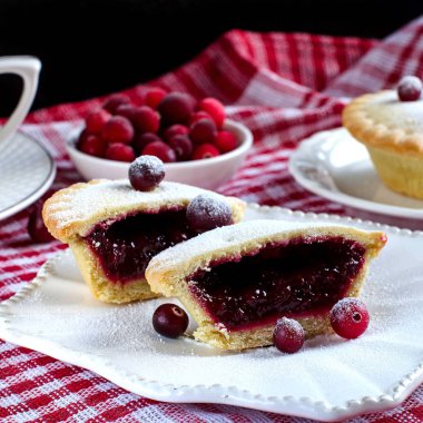 Cranberries ile pasta parçaları.