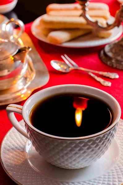 El reflejo de la llama en una taza de té — Foto de Stock