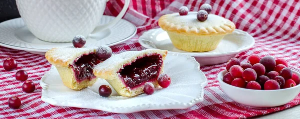 Os pedaços da torta com cranberries . — Fotografia de Stock