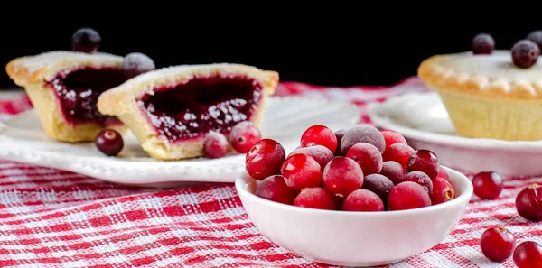 Tortas com bagas. Cranberries em uma tigela . — Fotografia de Stock