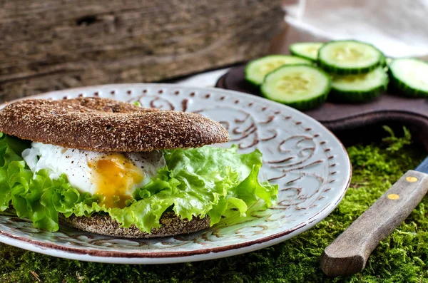 Makanan sehat - roti lapis dari roti gelap dan telur rebus . — Stok Foto