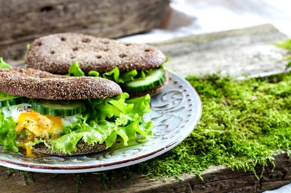 健康食品-黑面包和煮的鸡蛋三明治. — 图库照片