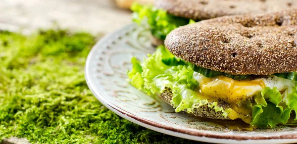健康食品-黑面包和煮的鸡蛋三明治. — 图库照片