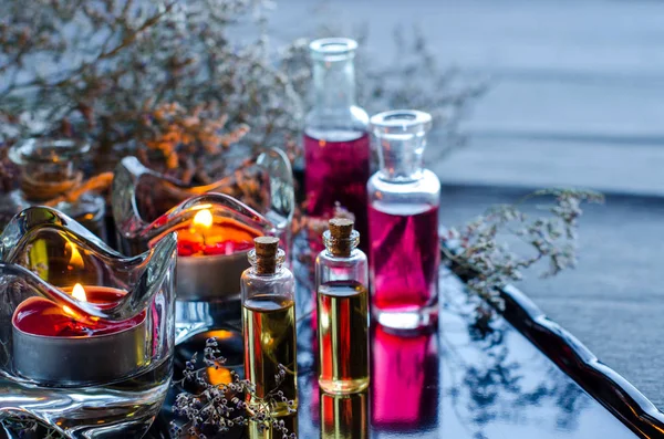 Spa Konsept: parlak siyah arka plan üzerine aromatik yağ