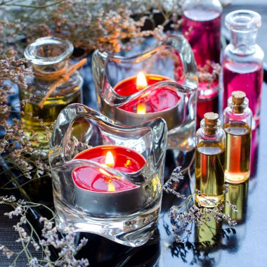 Spa Konsept: parlak siyah arka plan üzerine aromatik yağ