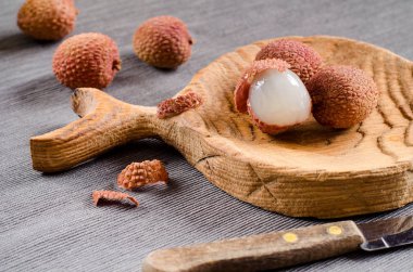 Lychee. Masanın üzerine taze meyve.