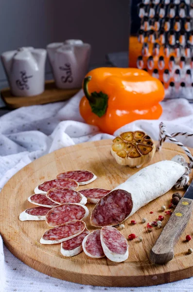 Salam mutfak masa, dilimler halinde kesilmiş