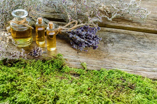 Demet kuru lavanta ve aromatik yağ ile şişe.