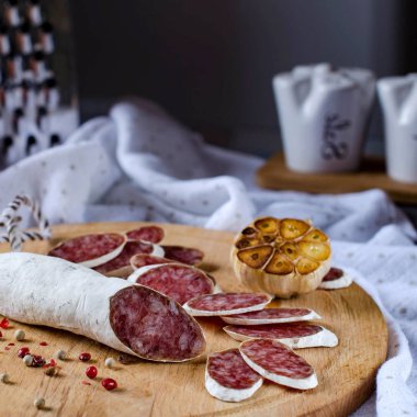 Salam mutfak masa, dilimler halinde kesilmiş