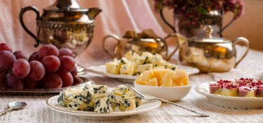 Rokfor peyniri bir plaka üzerinde. Güzel bir sofra.