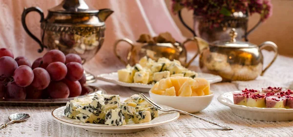 Rokfor peyniri bir plaka üzerinde. Güzel bir sofra.