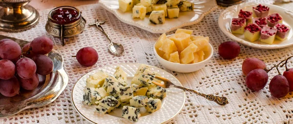 치즈와 디저트 아름 다운 테이블 설정. — 스톡 사진