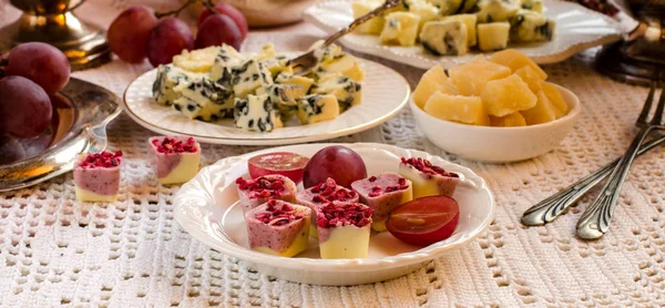 디저트와 치즈와 함께 아름 다운 테이블 설정. — 스톡 사진