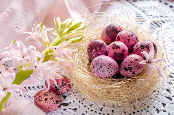 淡いピンクや白の巣でイースターの卵 — ストック写真