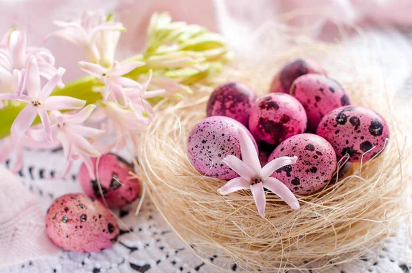 淡いピンクや白の巣でイースターの卵 — ストック写真