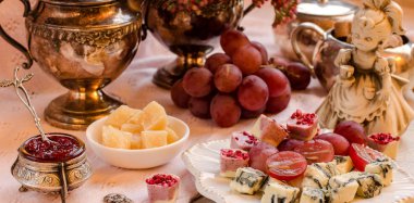 Güzel peynir ile kahvaltı sunulan